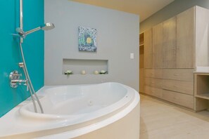 Tina, secadora de cabello, toallas 