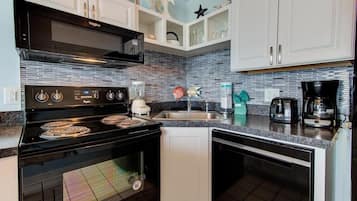 Condo, 1 Bedroom | Private kitchen | Fridge, oven, coffee/tea maker, toaster