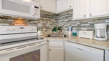 Refrigerador, horno, cafetera/tetera, tostadora