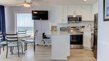 Condo, 2 habitaciones | Cocina privada | Refrigerador, horno, cafetera y tetera y tostadora