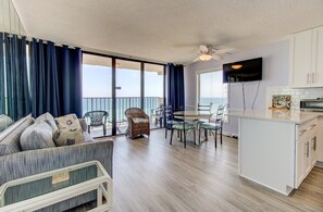 Condo, 2 quartos | Área de estar