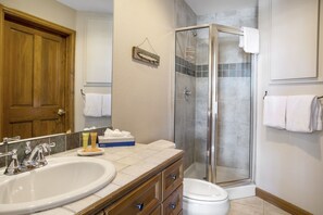 Condo, 2 habitaciones | Baño | Toallas y shampoo 