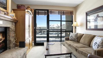 Condo, 2 Bedrooms | Living area