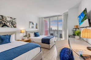 2 bedrooms, desk, iron/ironing board, travel cot - Apartment with Balcony | Gym | Near Beach (Hallandale Beach)