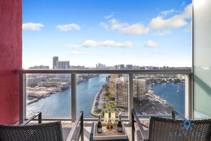 Property grounds - Apartment w/ Balcony+ Gym + Near Beach (Hallandale Beach)