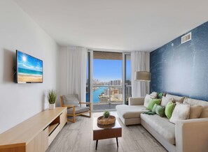 TV, offices - Amazing Infinite View| Balcony| Pool+ Gym (Hallandale Beach)