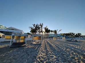 På stranden, liggestole, badehåndklæder