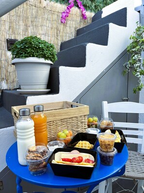 In-room dining - Villa Sertis Santorini (Santorini)