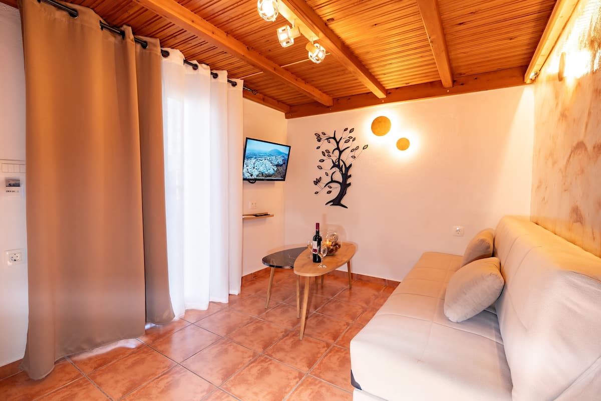 Kallisti Apartment | Wohnbereich | 32-Zoll-Flachbildfernseher mit Kabelempfang, Fernseher