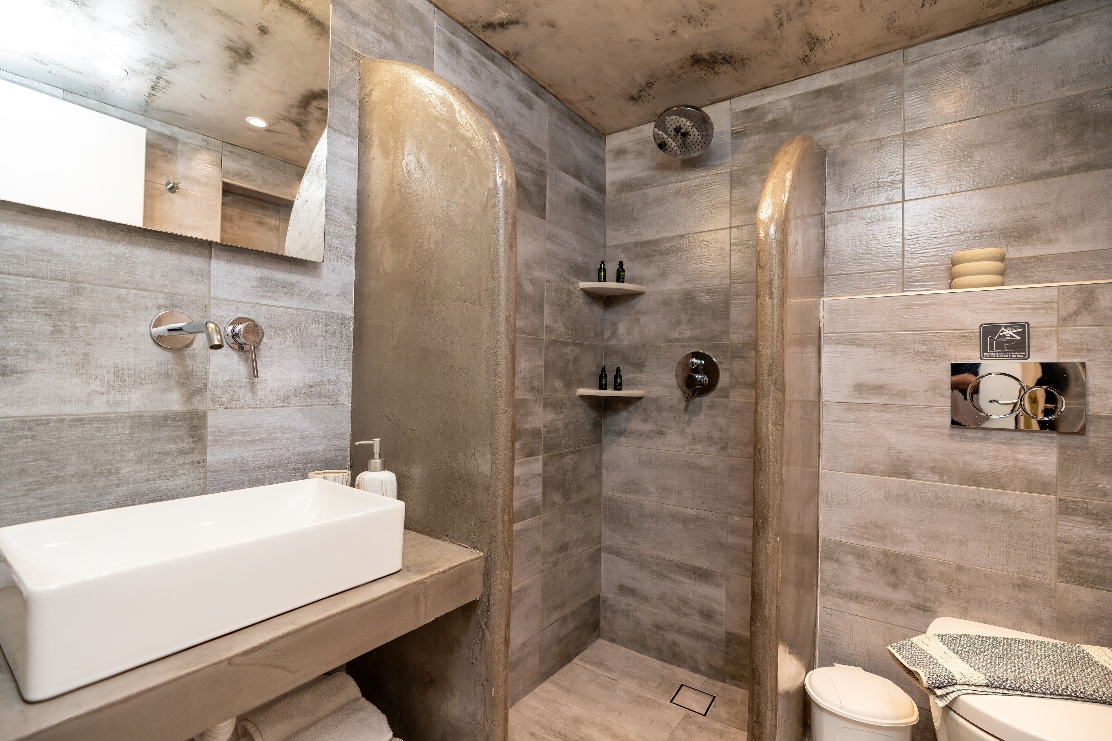 Kallisti Apartment | Badezimmer | Dusche, Regendusche, kostenlose Toilettenartikel, Haartrockner