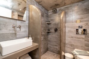 Kallisti Apartment | Baño | Regadera, regadera tipo lluvia, amenidades de baño gratuitas 