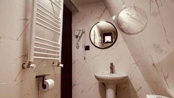 Kamar Quadruple | Kamar mandi | Perlengkapan mandi gratis, pengering rambut, jubah mandi, dan sandal