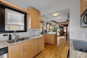 Frigorífico, microondas, horno y placa de cocina