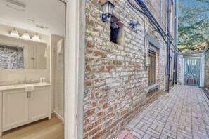 Combined shower/bathtub, hair dryer, towels - Renovated Apartment w/ King Bed on Oglethorpe Square by Lucky Savannah (Savannah)