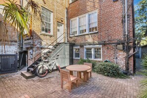 Outdoor dining - Renovated Apartment w/ King Bed on Oglethorpe Square by Lucky Savannah (Savannah)