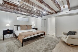 2 habitaciones, escritorio, tabla de planchar con plancha y wifi gratis 