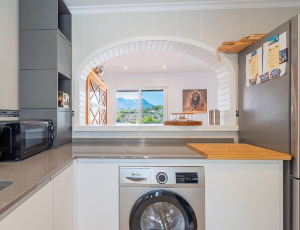 Kühlschrank, Mikrowelle, Ofen, Geschirrspüler