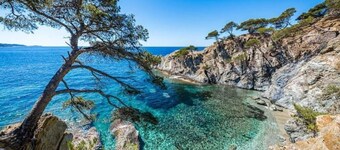 GIENS, T2 in owner's villa with swimming pool