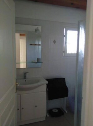 Regadera, secadora de cabello, toallas, papel de baño 