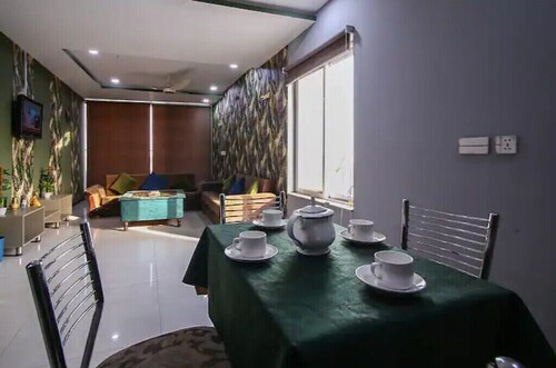 2 bed Apt near Airport opp DHA