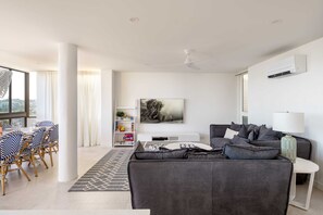 TV, bøker og kontorer