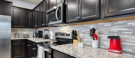 ثلاجة، ميكروويف، فرن، موقد طهي مسطح