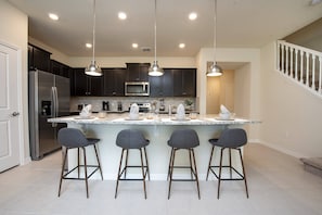 Frigorifero, microonde, forno, piano cottura