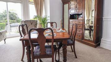 Cottage | Dining