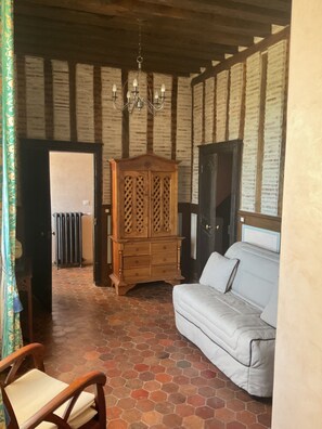 تلفزيون، مدفأة، مشغل دي في دي