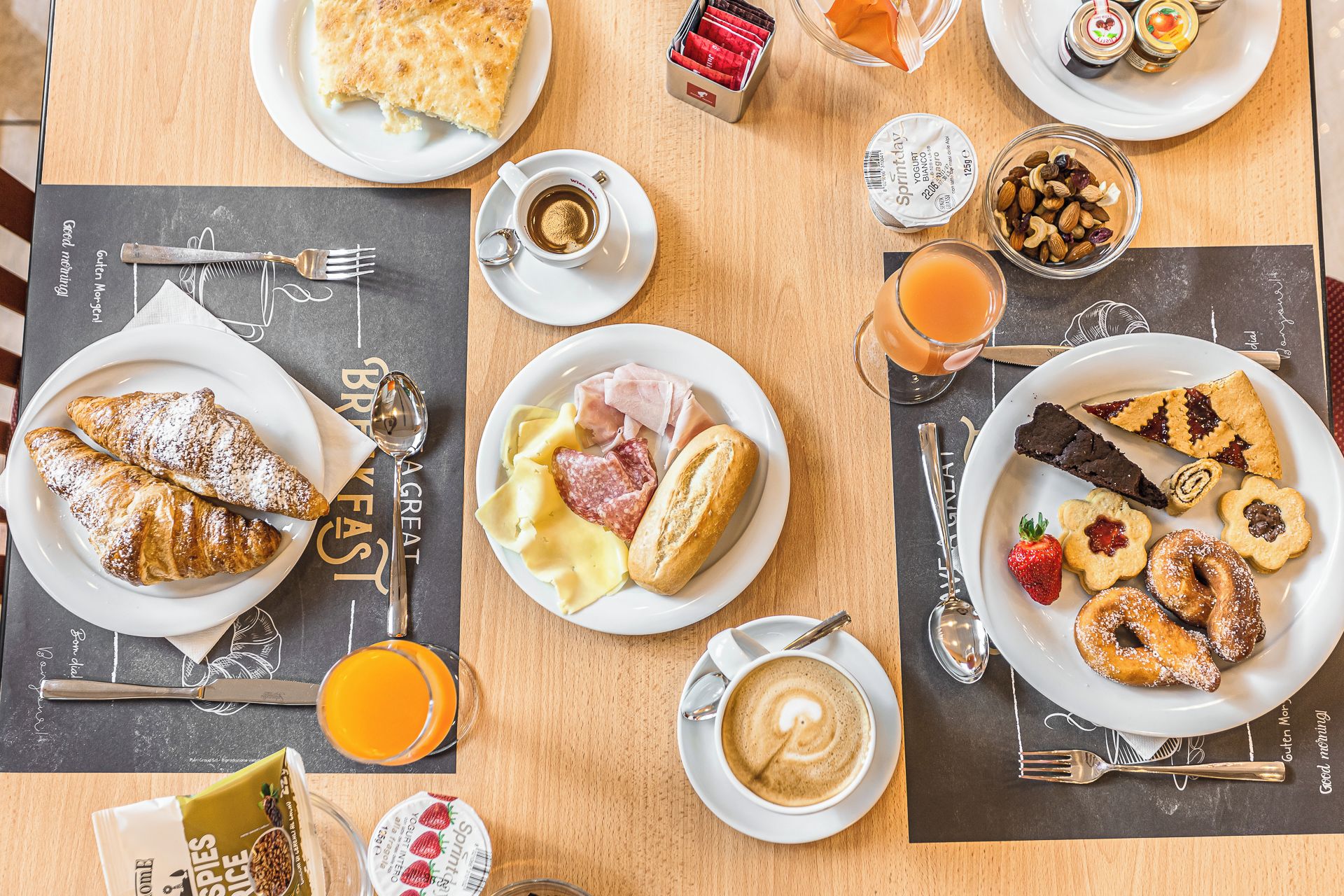 Un ricco buffet per la colazione con cibi e bevande assortite.