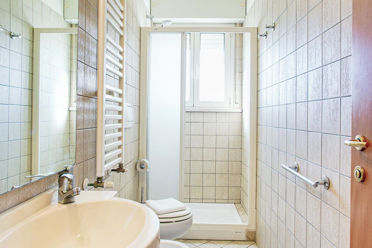 Une salle de bain avec un grand lavabo, des toilettes et un espace douche.