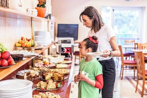 A buffet with various desserts and fruits. - Villa Maria (Cesenatico)
