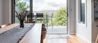 Breathtaking Views with Parking in Trevallyn