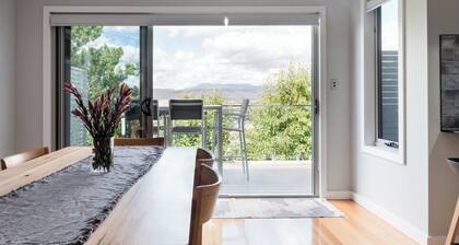 Breathtaking Views with Parking in Trevallyn