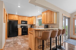 Réfrigérateur, four à micro-ondes, un four, surface de cuisson