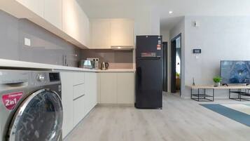 Kühlschrank, Mikrowelle, Herdplatte, Kochgeschirr/Geschirr/Besteck