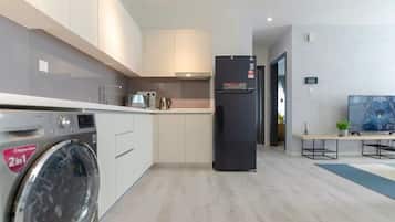 Kylskåp, mikrovågsugn, spishäll och grytor/köksredskap