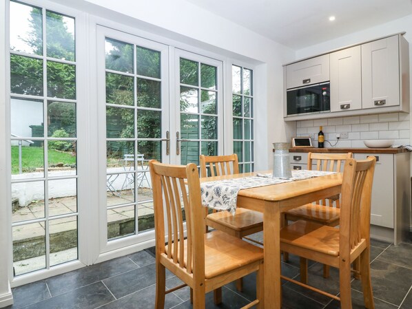 Dining - Craig Mawr (Tyn-y-Gongl)