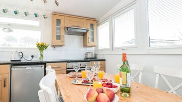 Refrigerador, tetera/pava eléctrica, tostadora, utensilios de cocina