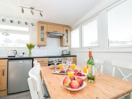 Refrigerador, tetera/pava eléctrica, tostadora, utensilios de cocina