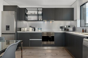 Kjøleskap, mikrobølgeovn, ovn og kokeplater