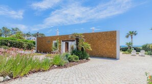 Exterior - Villa Prado - Beautiful spacious beachfront villa (Albufeira)