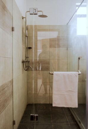 Douche, sèche-cheveux, serviettes fournies, savon