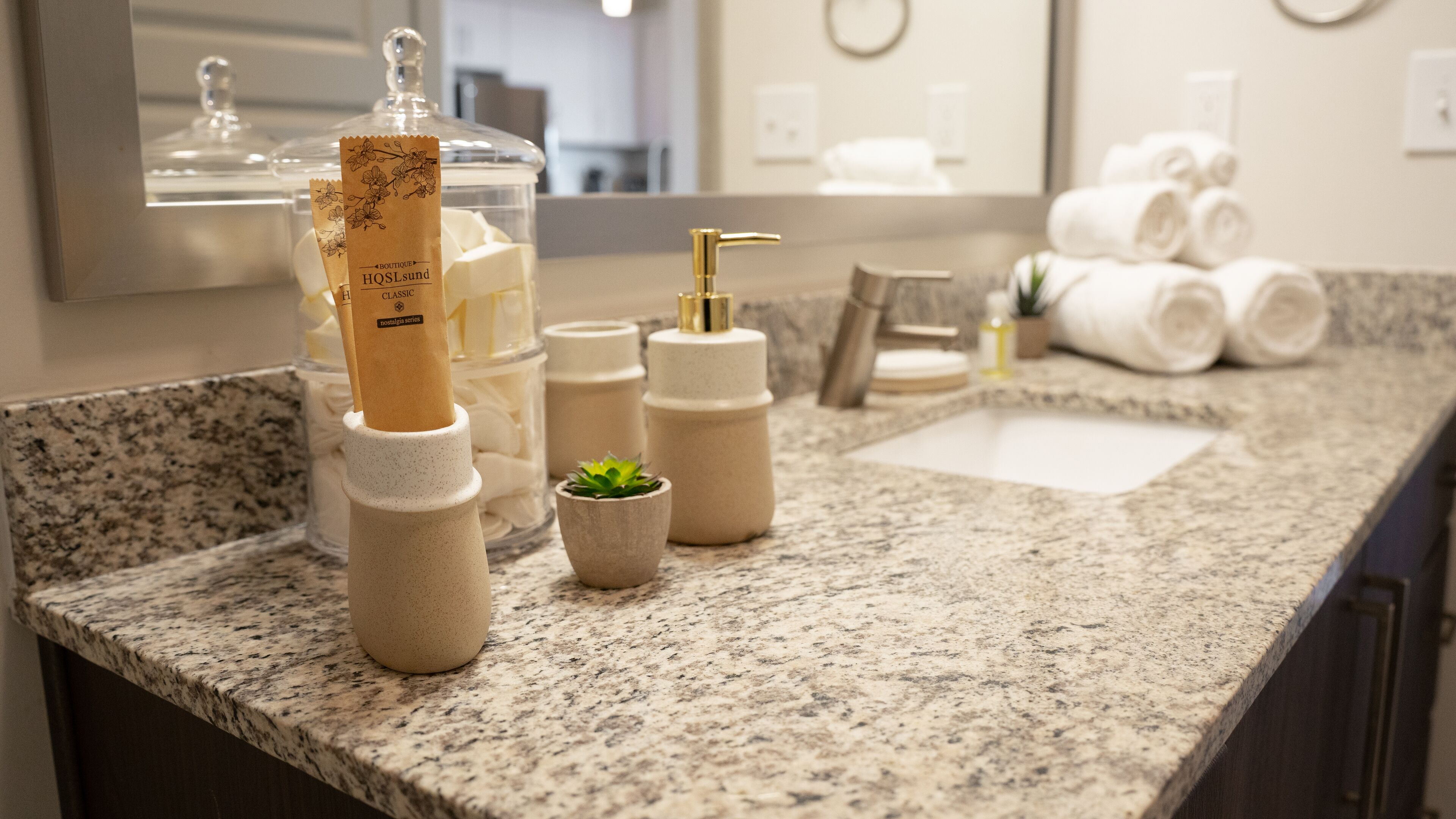 NASCAR/Motor Speedway 10mins away- King Size Retreat