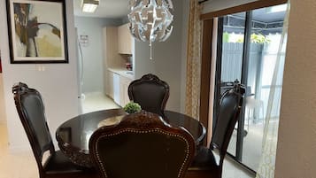 Casa família, 3 quartos, no piso térreo | Cozinha privada | Chaleira elétrica