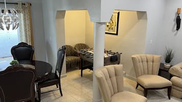 家庭独立别墅, 3 间卧室, 一层 | 起居区 | 58-英寸智能电视 (配备有线频道)、电视