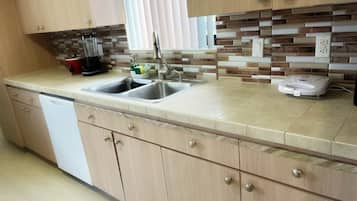 Family House, 3 Bedrooms, Ground Floor | Private kitchen | Electric kettle