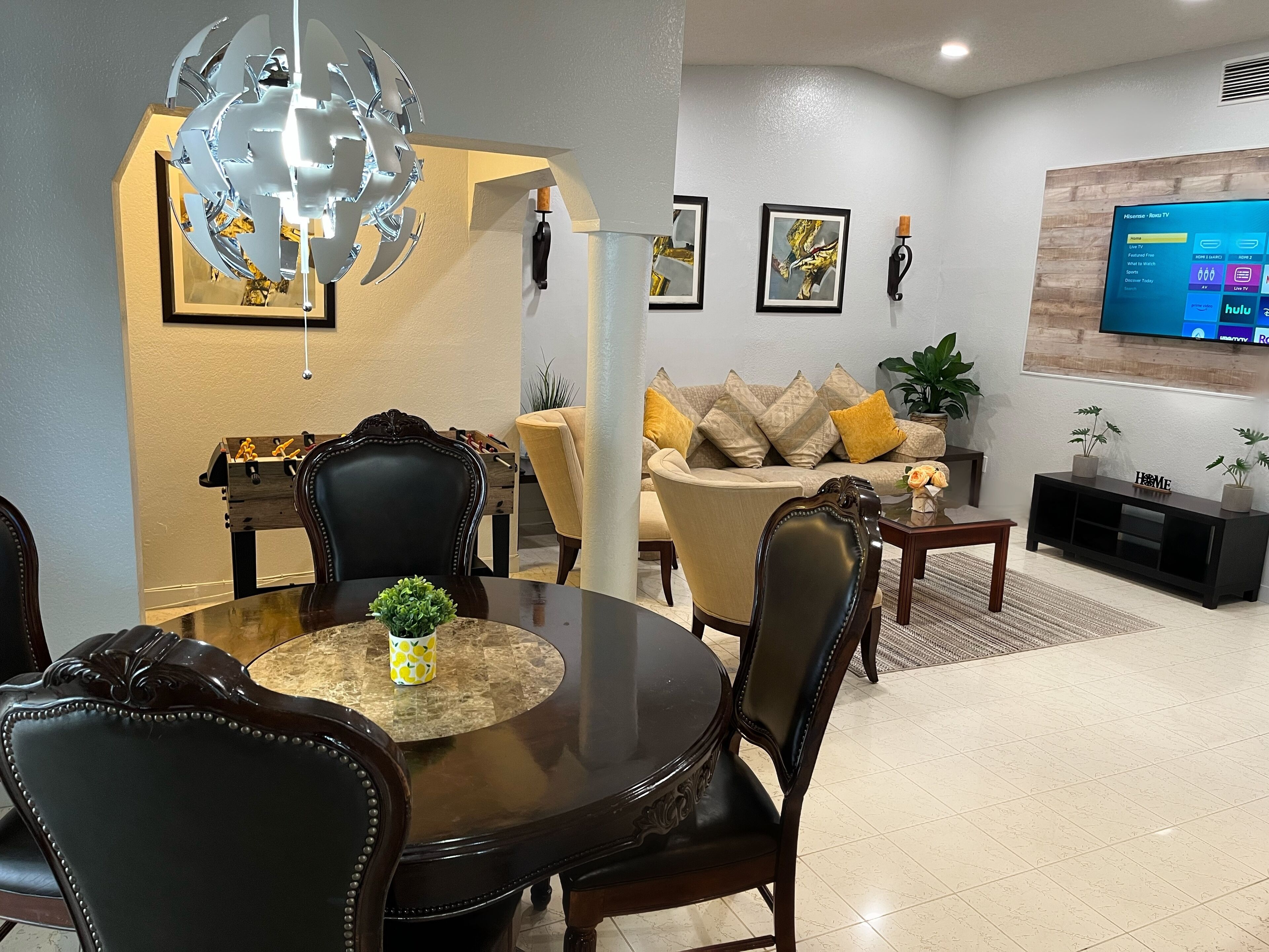 Casa familiar, 3 habitaciones, planta baja | Área de sala de estar | Smart TV de 58 pulgadas con canales por cable y televisión 