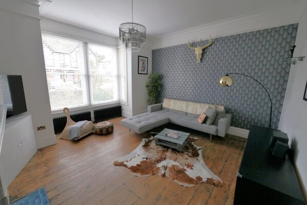 Smart TV, fireplace, books, music library - Trendy quirky ground floor Victorian garden flat (Worthing)