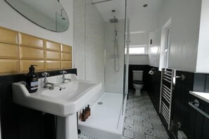 Dusche, umweltfreundliche Kosmetikartikel, Haartrockner, Handtücher